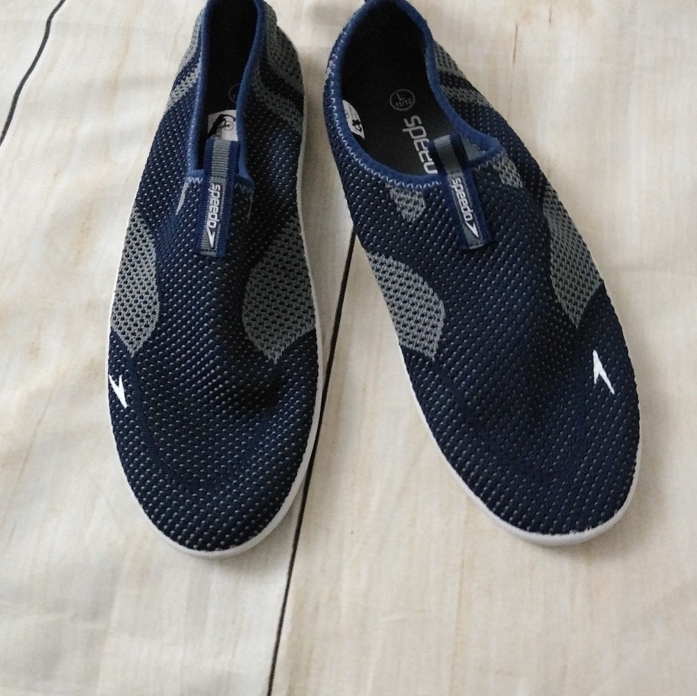 Speedo mens watershoes size L (11-12) nwt